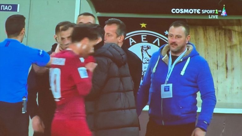 Σκουριασμένοι οι πάγκοι στο Πανθεσσαλικό Σκουριασμένοι οι πάγκοι στο Πανθεσσαλικό