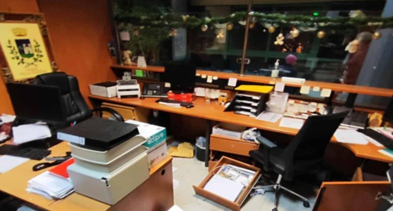 Συνέλαβαν τον 39χρονο που είχε παραβιάσει το Δημαρχείο Σαρωνικού Συνέλαβαν τον 39χρονο που είχε παραβιάσει το Δημαρχείο Σαρωνικού