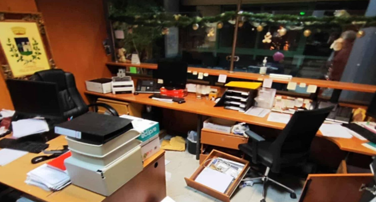 Συνέλαβαν τον 39χρονο που είχε παραβιάσει το Δημαρχείο Σαρωνικού