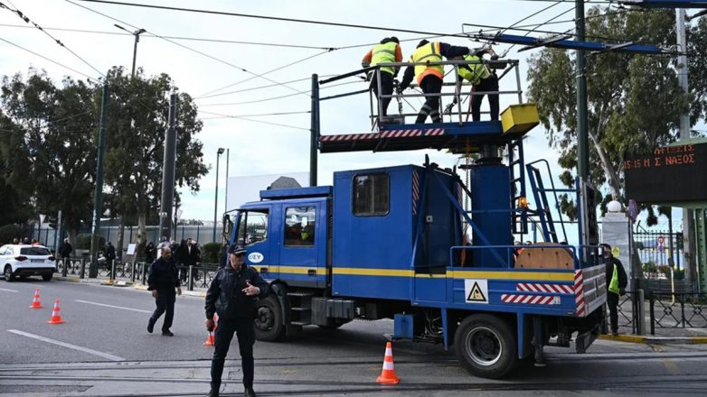 Άρχισε το «ξήλωμα» των γραμμών του τρόλεϊ από τον Πειραιά