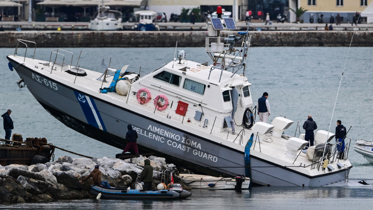 Λιμενικό: Δεν ήταν μεθυσμένο το πλήρωμα του σκάφους που έπεσε στα βράχια