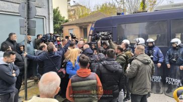 Αγρότες με τρακτέρ στο γραφείο του Τσιάρα στην Καρδίτσα