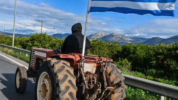 Αγρότες με τρακτέρ στο γραφείο του Τσιάρα στην Καρδίτσα
