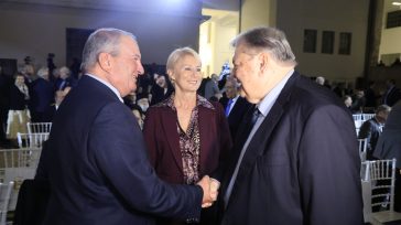 Έντονη κριτική, αιχμές και βέλη από Καραμανλή και Βενιζέλο κατά Μητσοτάκη