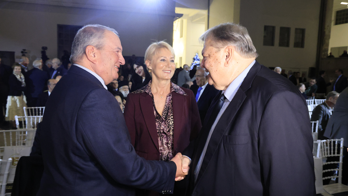 Έντονη κριτική, αιχμές και βέλη από Καραμανλή και Βενιζέλο κατά Μητσοτάκη