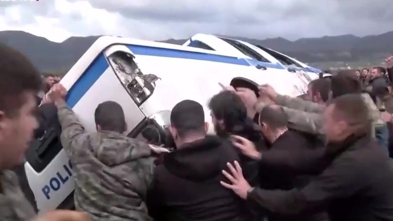 Κρήτη: Επεισόδια με αγρότες σε Χανιά και Ηράκλειο – Αναποδογύρισαν περιπολικό Κρήτη: Επεισόδια με αγρότες σε Χανιά και Ηράκλειο – Αναποδογύρισαν περιπολικό