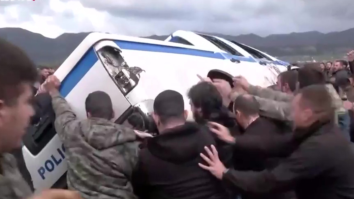 Κρήτη: Επεισόδια με αγρότες σε Χανιά και Ηράκλειο – Αναποδογύρισαν περιπολικό