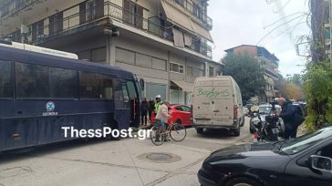 Αγρότες με τρακτέρ στο γραφείο του Τσιάρα στην Καρδίτσα