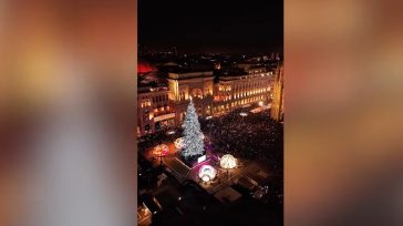 Άναψε το εντυπωσιακό χριστουγεννιάτικο δέντρο στην Piazza Duomo του Μιλάνου