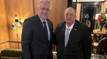 Συνάντηση υπουργού Ανάπτυξης Τάκη Θεοδωρικάκου με τον ομογενή επιχειρηματία Τζον Κατσιματίδη