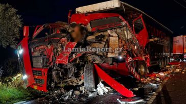 Σοβαρό τροχαίο έξω από την Αμφίκλεια – Συγκρούστηκαν δύο νταλίκες και ένα ΙΧ