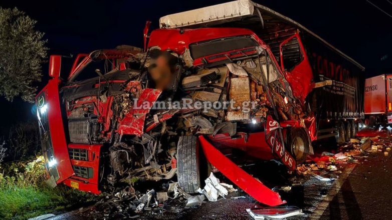 Σοβαρό τροχαίο έξω από την Αμφίκλεια – Συγκρούστηκαν δύο νταλίκες και ένα ΙΧ