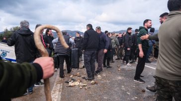 Δέκα εικόνες από τα έκτροπα στα μπλόκα της Κρήτης