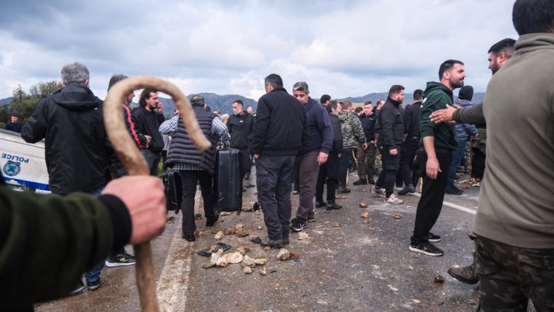 Δέκα εικόνες από τα έκτροπα στα μπλόκα της Κρήτης Δέκα εικόνες από τα έκτροπα στα μπλόκα της Κρήτης