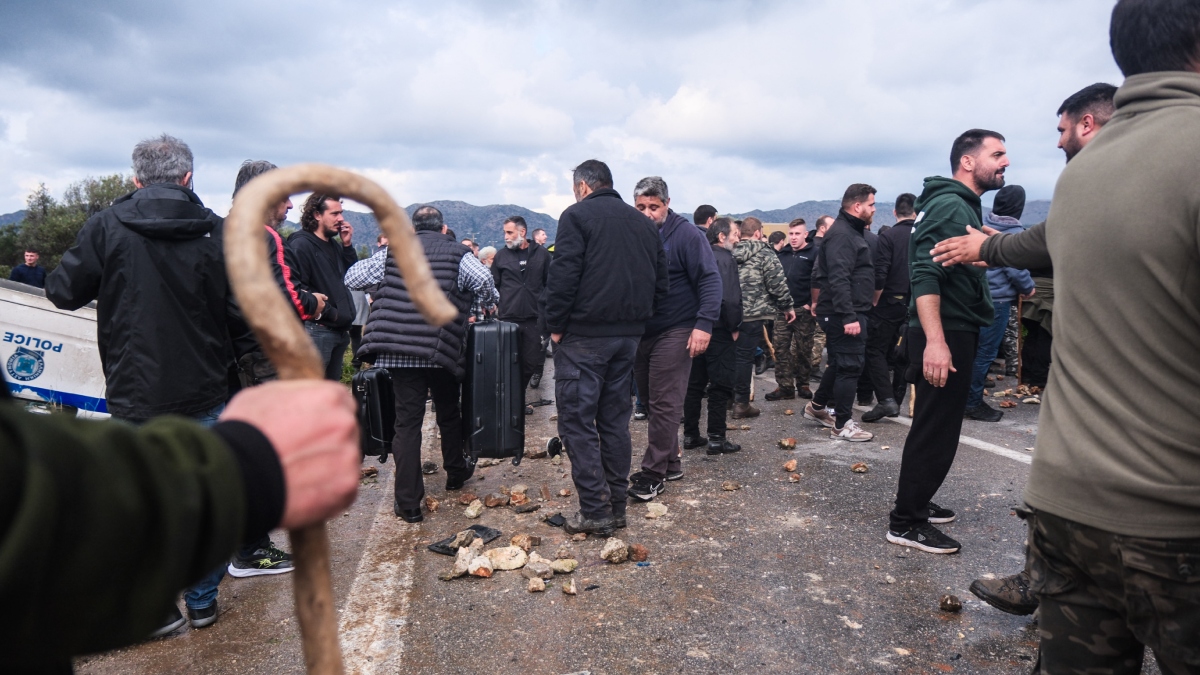 Δέκα εικόνες από τα έκτροπα στα μπλόκα της Κρήτης