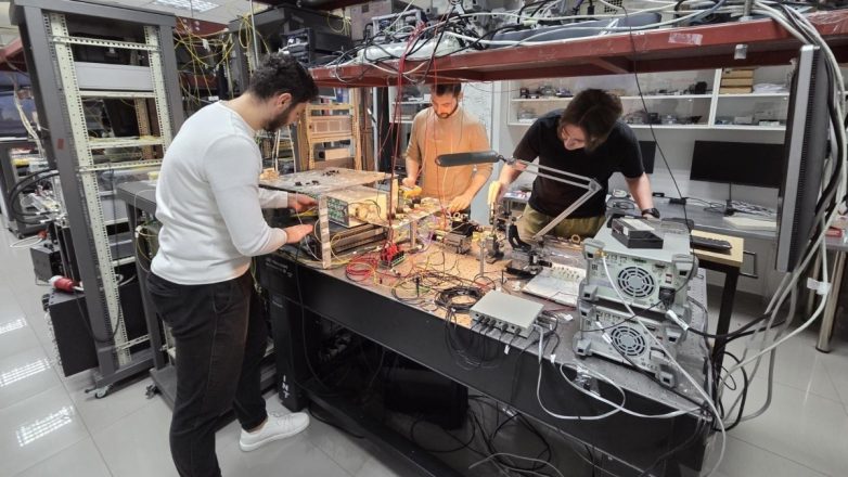 Στο Αριστοτέλειο φτιάχνουν τον ισχυρότερο φωτονικό επεξεργαστή Τεχνητής Νοημοσύνης Στο Αριστοτέλειο φτιάχνουν τον ισχυρότερο φωτονικό επεξεργαστή Τεχνητής Νοημοσύνης