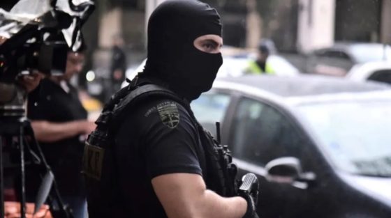 Καλάσνικοφ και όπλα με σιγαστήρες σε κλεμμένο αυτοκίνητο