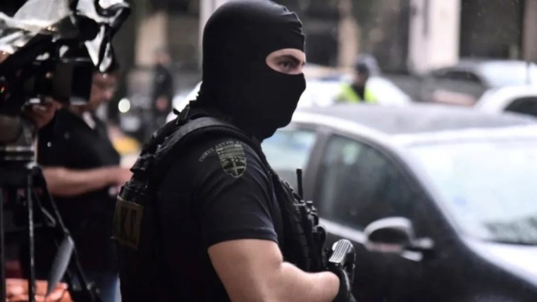 Καλάσνικοφ και όπλα με σιγαστήρες σε κλεμμένο αυτοκίνητο Καλάσνικοφ και όπλα με σιγαστήρες σε κλεμμένο αυτοκίνητο