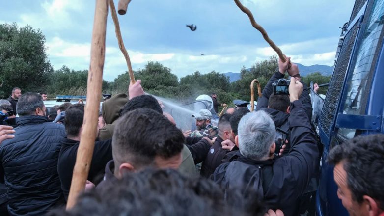 Η ΕΛ.ΑΣ. διαψεύδει τη χρήση «πλαστικών σφαιρών» στις αγροτικές κινητοποιήσεις Η ΕΛ.ΑΣ. διαψεύδει τη χρήση «πλαστικών σφαιρών» στις αγροτικές κινητοποιήσεις