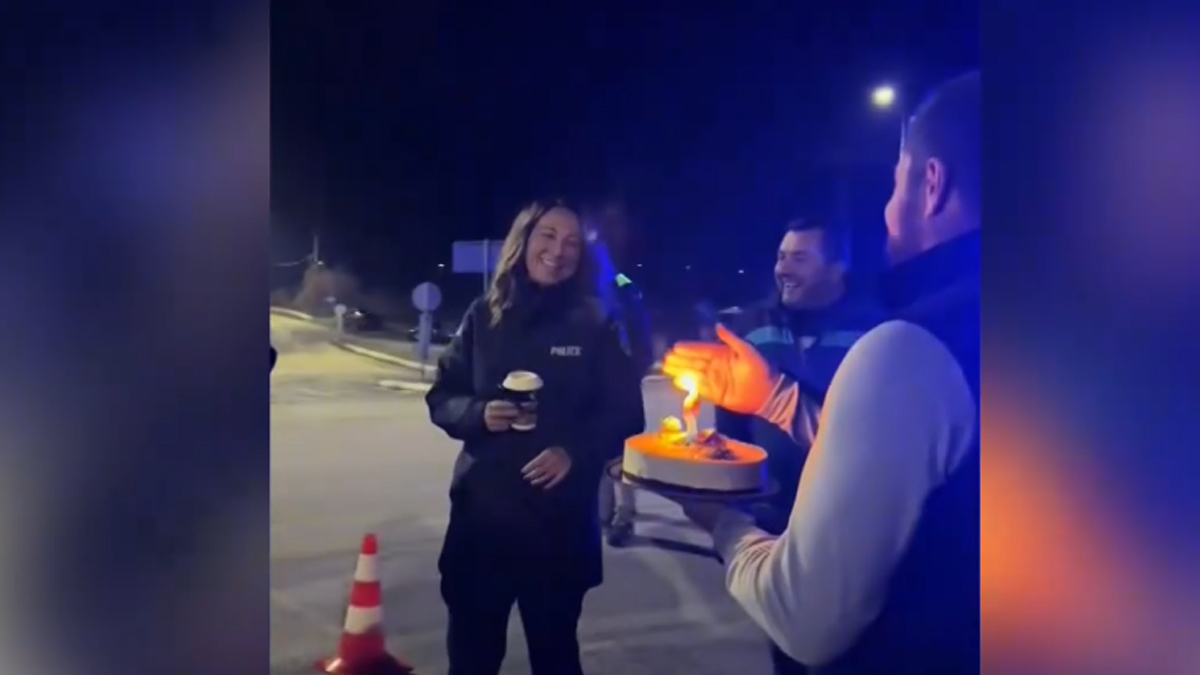 Αγρότες γιόρτασαν τα γενέθλια γυναίκας αστυνομικού σε μπλόκο