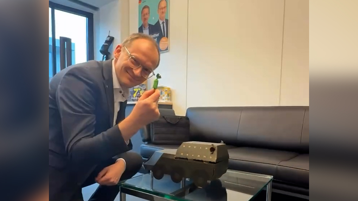 Η γερμανική βιομηχανία όπλων Rheinmetall στέλνει χριστουγεννιάτικο ημερολόγιο σε σχήμα άρματος μάχης