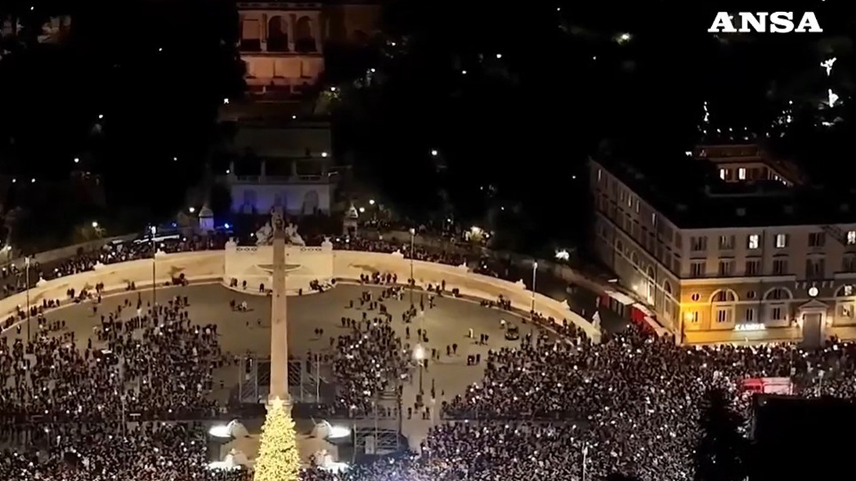 Άναψε το εντυπωσιακό χριστουγεννιάτικο δέντρο στη Ρώμη