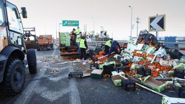 Στο «κόκκινο» η κίνηση στην Αθηνών – Λαμίας – Έπεσαν πορτοκάλια από φορτηγό
