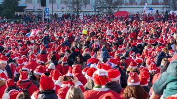 Τορίνο: Χιλιάδες πολίτες ντύθηκαν Άγιοι Βασίληδες για τους μικρούς ασθενείς