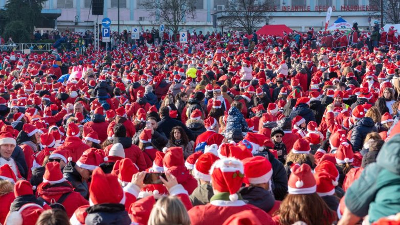 Τορίνο: Χιλιάδες πολίτες ντύθηκαν Άγιοι Βασίληδες για τους μικρούς ασθενείς Τορίνο: Χιλιάδες πολίτες ντύθηκαν Άγιοι Βασίληδες για τους μικρούς ασθενείς