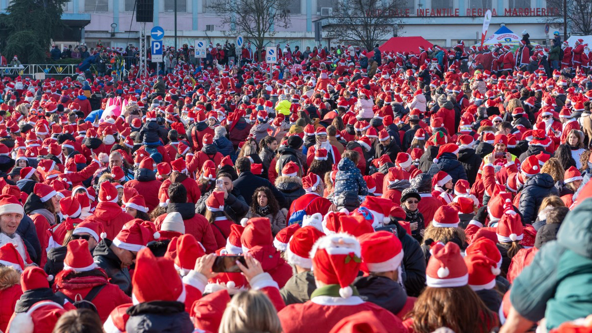 Τορίνο: Χιλιάδες πολίτες ντύθηκαν Άγιοι Βασίληδες για τους μικρούς ασθενείς