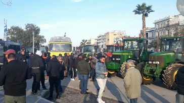 Απόβαση με τρακτέρ στο λιμάνι του Βόλου