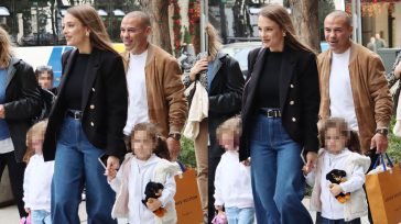 Μιχάλης Ζαμπίδης: Οικογενειακή βόλτα με τις δίδυμες κόρες του στη Γλυφάδα – Φωτογραφίες