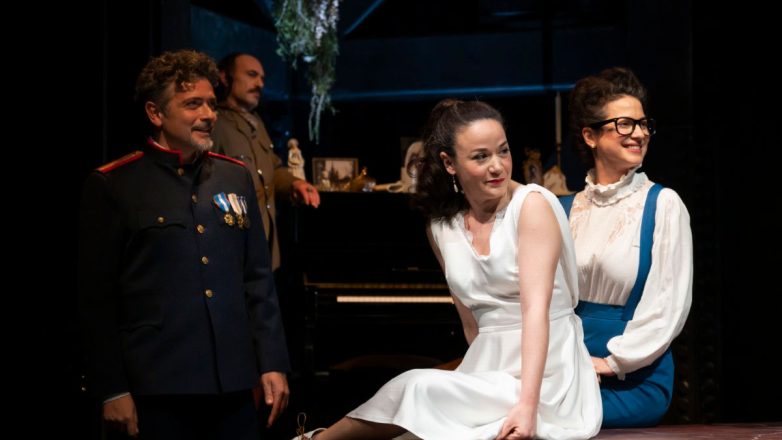 Εθνικό Θέατρο: Οι «Τρεις αδελφές» του Τσέχοφ μεταδίδονται ζωντανά από τη σκηνή του στην Ιθάκη