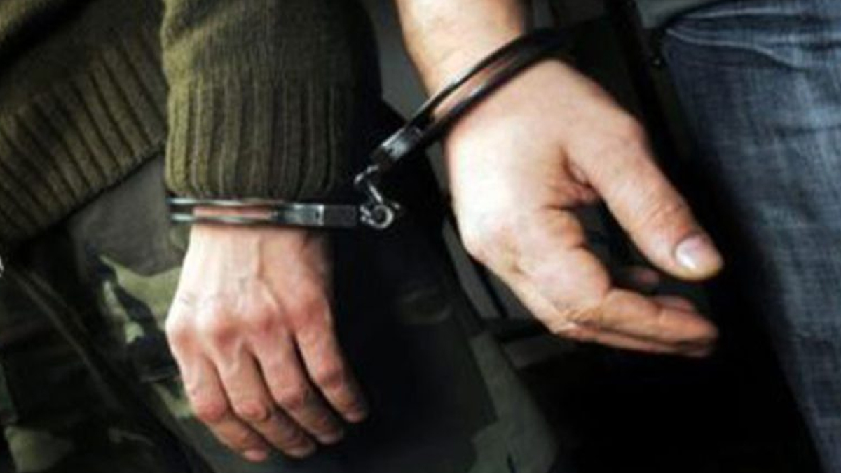 Κατηγορούνται 3 άτομα για ξυλοδαρμό άνδρα μπροστά στον ανήλικο γιο του