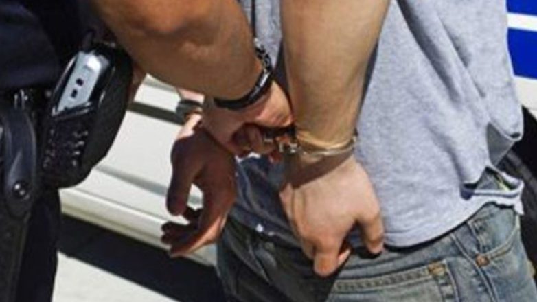 Βόλος: Διαρρήκτης που πιάστηκε στα πράσα τραυμάτισε αστυνομικό με μαχαίρι Βόλος: Διαρρήκτης που πιάστηκε στα πράσα τραυμάτισε αστυνομικό με μαχαίρι