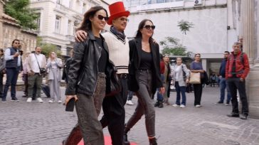 Ο Λάκης Γαβαλάς μετατρέπει την Ερμού σε πασαρέλα με το «Κόκκινο Χαλί» και το ταμπεραμέντο του