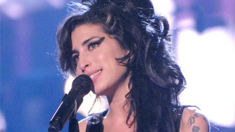 Δικαστική διαμάχη μεταξύ του πατέρα της Έιμι Γουάινχαουζ και φίλων της, που πούλησαν τα φορέματά της