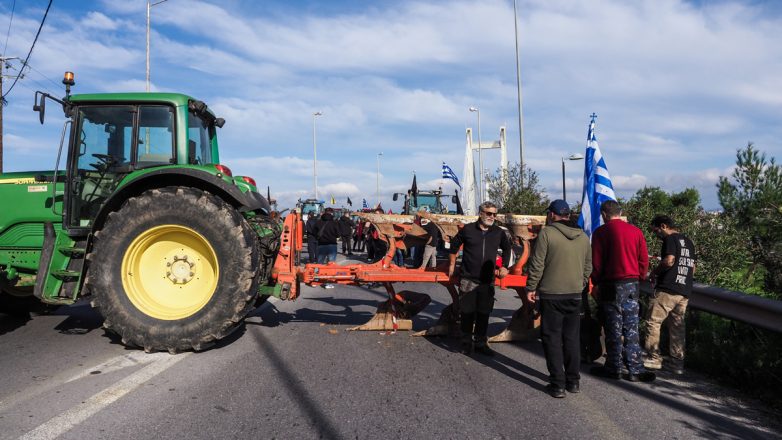 Αγροτικό μπλόκο στην Υψηλή Γέφυρα Χαλκίδας Αγροτικό μπλόκο στην Υψηλή Γέφυρα Χαλκίδας