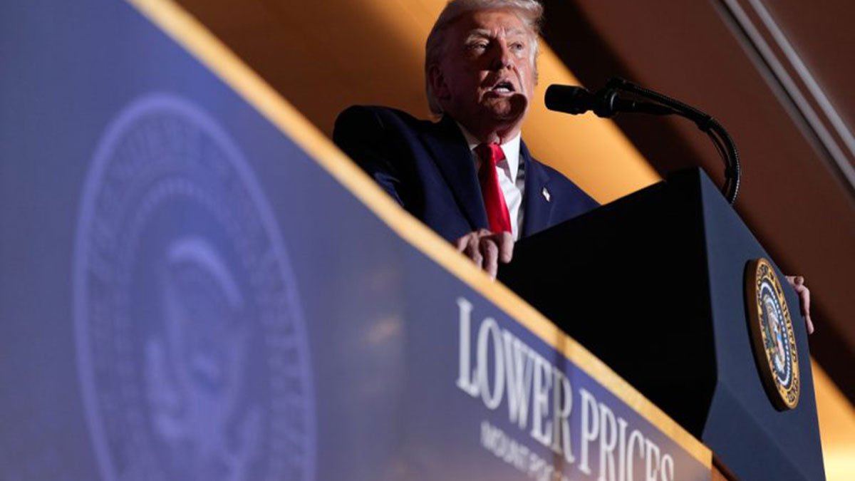 Ο Τραμπ διαβεβαιώνει πως οι τιμές καταγράφουν τεράστια πτώση χάρη σ’ αυτόν