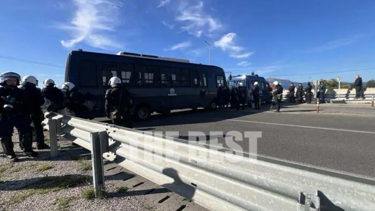 Κλούβα των ΜΑΤ δεν άφησε ασθενοφόρα να περάσουν