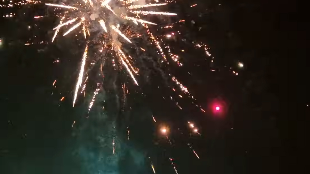 «Πόλεμος» πυροτεχνημάτων στη Κοζάνη – Γονείς έτρεχαν να μαζέψουν τα παιδιά τους