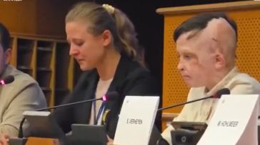 Ξέσπασε σε λυγμούς η διερμηνέας όταν μίλησε ο ορφανός Ρόμαν