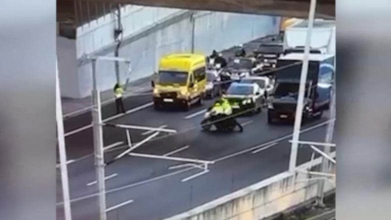 Μοτοσικλετιστής παρέσυρε τροχονόμο προσπαθώντας να σπάσει το μπλόκο Μοτοσικλετιστής παρέσυρε τροχονόμο προσπαθώντας να σπάσει το μπλόκο