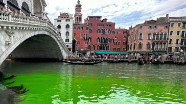 Κλεμμένο σκάφος προσέκρουσε κοντά στη γέφυρα του Ριάλτο στη Βενετία