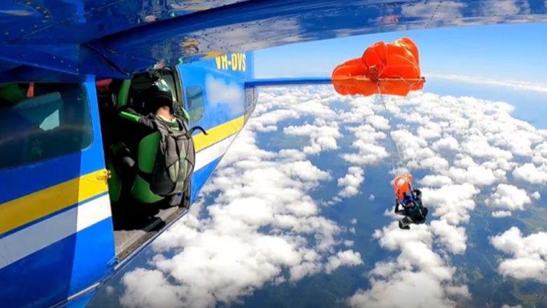 Θρίλερ με αλεξιπτωτιστή που κρέμεται στον αέρα στα 15.000 πόδια