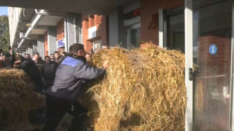 Ένταση στην Καβάλα: Αγρότες πέταξαν άχυρα, γάλα, σταφύλια και ντομάτες