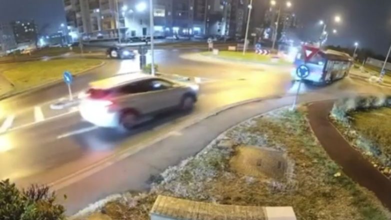 Λιπόθυμος οδηγός “πέταξε” πάνω από κυκλικό κόμβο με μεγάλη ταχύτητα (Βίντεο) Λιπόθυμος οδηγός “πέταξε” πάνω από κυκλικό κόμβο με μεγάλη ταχύτητα (Βίντεο)