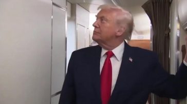 Ο Τραμπ έξω από την… τουαλέτα στο Air Force One: «Γεια, είναι κάποιος μέσα; Βγες»