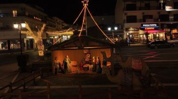 Η Φάτνη στα Μετέωρα: Το μαγευτικό χριστουγεννιάτικο σύμβολο που φωτίζει την Καλαμπάκα