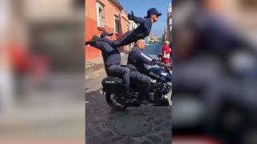 Αστυνομικοί στο Μεξικό κάνουν ακροβατικά πάνω σε μοτοσικλέτες